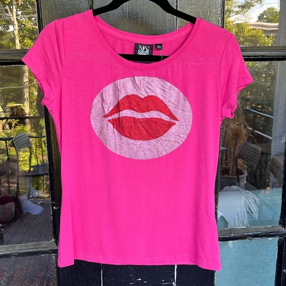 💋NWT Eva Jeanbart-Lorenzotti NEW YORK & CO ~ Pink Bedazzled Lips T-Shirt Sz S - Picture 1 of 5